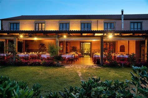 Foto dell'Agriturismo Corte Aragonese con piscina e ristorante all'aperto, o sala eventi