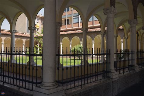 Dettaglio architettonico di un chiostro o di una facciata del convento