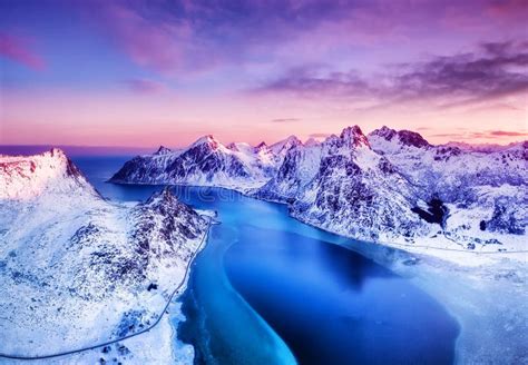 paesaggio iconico delle Isole Lofoten con montagne e mare