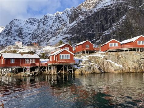tipiche case dei pescatori (Rorbu) affacciate sul mare alle Lofoten