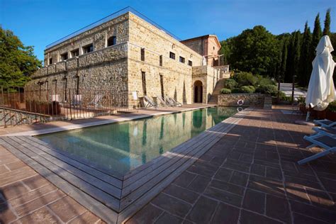 vista panoramica del Relais Antico Monastero di San Biagio immerso nel verde umbro