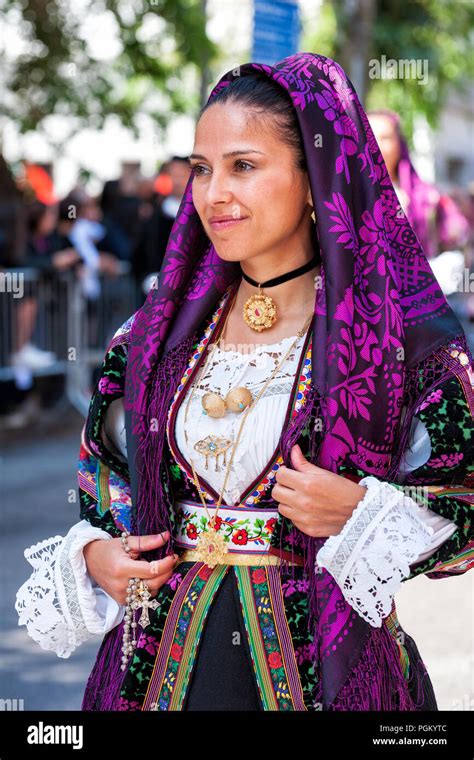 Processione con costumi tradizionali sardi per la festa del Redentore