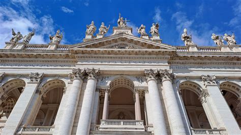 Dettaglio della facciata principale della Cattedrale con le statue di San Paolo e Santo Stefano