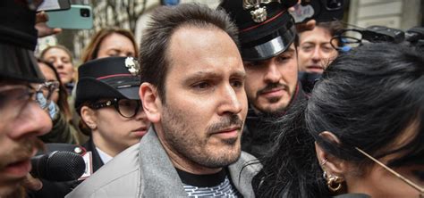 Una scena di indagine soprannaturale tra Gabriel e Claudia