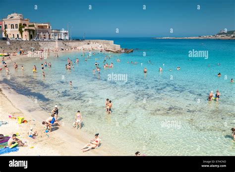 Spiaggia di Santa Maria al Bagno con bagnanti e vista sul mare