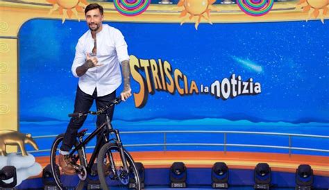 Foto di Vittorio Brumotti in azione durante un servizio di Striscia la Notizia