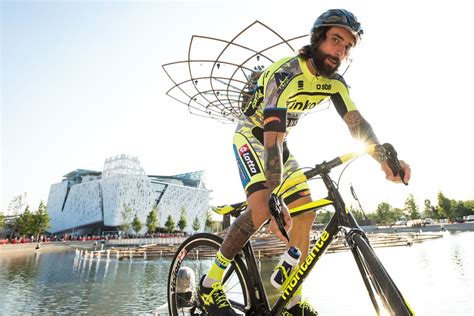 Foto di Vittorio Brumotti con la sua bici da bike trial in un contesto di sfida