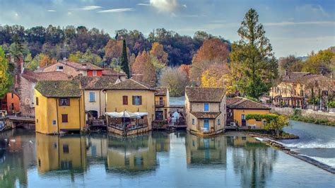 Foto di Borghetto sul Mincio e della chiesetta del borgo