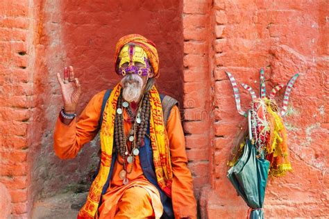 Sadhu con abiti tradizionali