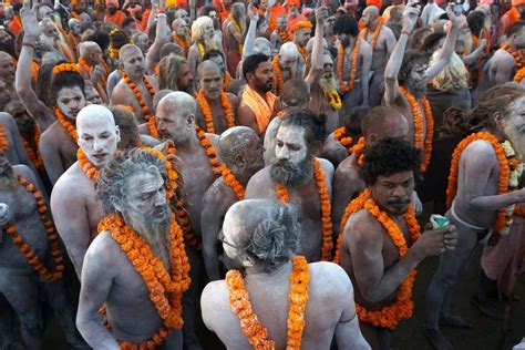 Sadhu tra la folla al Kumbh Mela