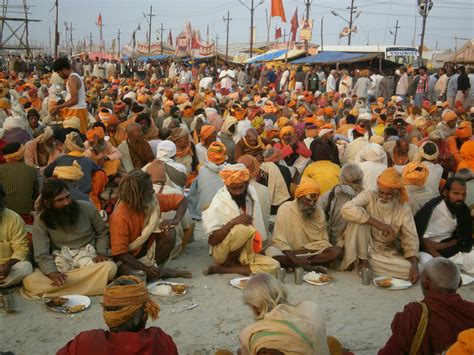 Folla di fedeli al tramonto durante il Kumbh Mela