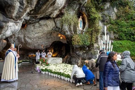 Foto del Covo di Campocavallo che raffigura le Basiliche di Lourdes