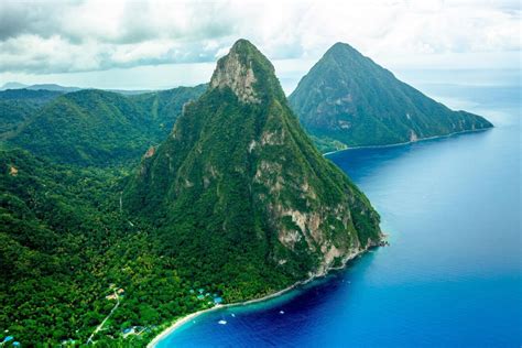 I Pitons, simbolo di Santa Lucia, che emergono dal Mar dei Caraibi