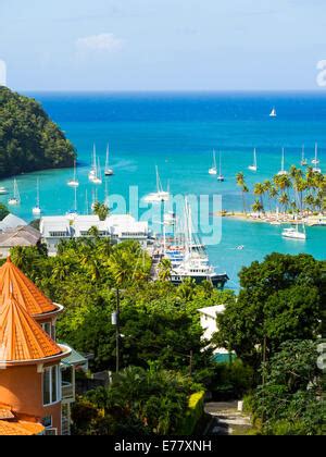Vista panoramica di Marigot Bay con yacht e barche a vela
