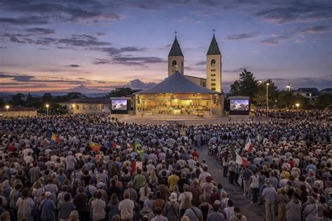 Veduta aerea del Santuario di Medjugorje con pellegrini