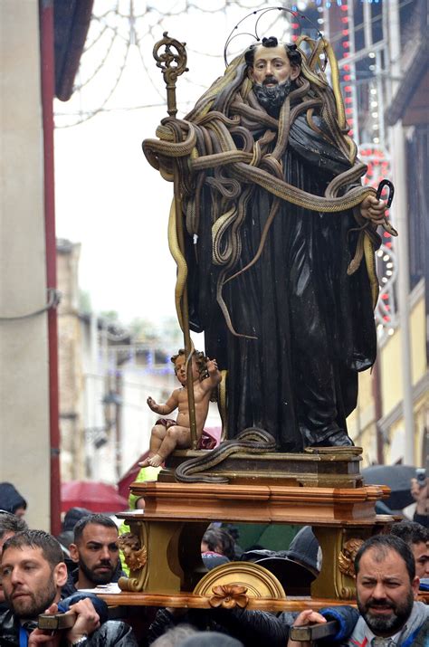 Processione di San Domenico a Cocullo con la statua adornata di serpenti vivi
