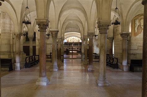 Interno della cripta del Monastero di San Domenico a Sora con le colonne