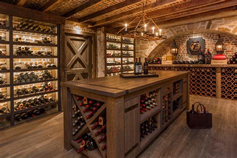 Foto di una cantina antica con bottiglie di vino pregiato