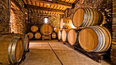 Foto del team di Falcon Vintners che sorride in una cantina