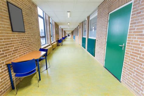 Foto tematica di un edificio scolastico o un corridoio