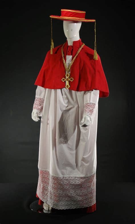 Cardinale in abiti tradizionali