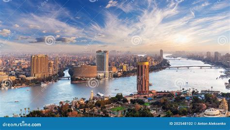 Panorama aereo del Cairo con il fiume Nilo