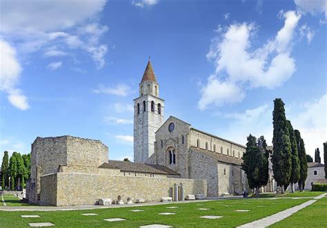 Foto della Basilica Patriarcale di Aquileia durante un concerto serale