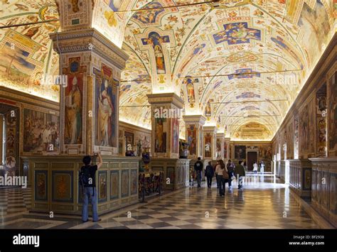 Interno del Salone Sistino della Biblioteca Vaticana, con dettagli degli affreschi
