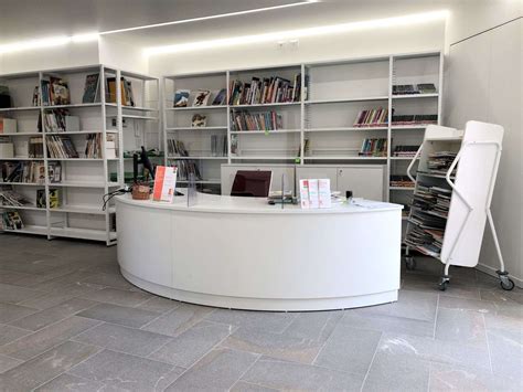 Interno della Biblioteca San Bonaventura, con scaffali o sala di consultazione