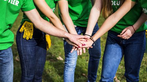 Gruppo di giovani impegnati in un'attività di volontariato missionario