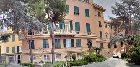 Foto della facciata della Casa Generalizia delle Suore del Sacro Cuore in Via Torre Rossa, Roma