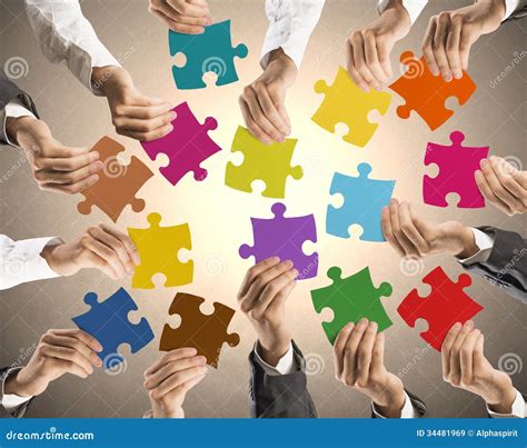 Immagine di persone che collaborano per un progetto sociale