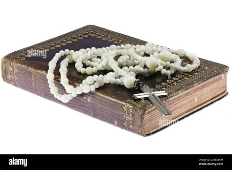 Libro aperto e rosario, simbolo di preghiera e meditazione