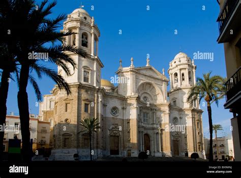 Facciata principale della Cattedrale di Cadice con dettagli barocchi