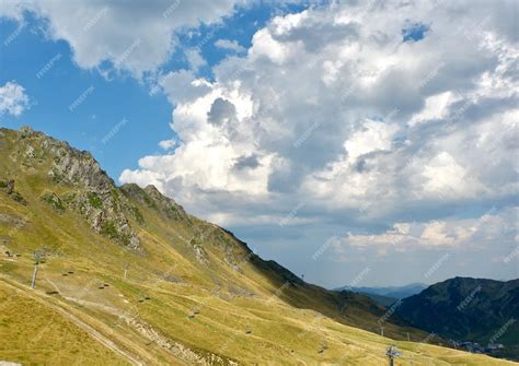 Paesaggio montano con sentieri che attraversano faggete sul Cozzo Cervello, con vista sull'Appennino Calabrese