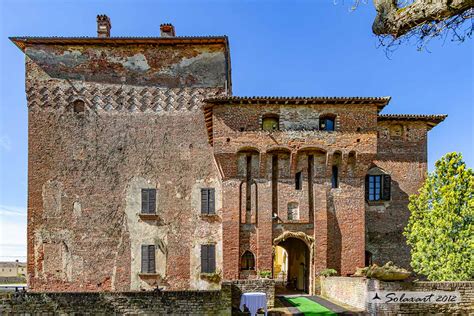 Dettaglio architettonico del Castello di Cozzo (Pavia) che mostra le mura e le modifiche storiche