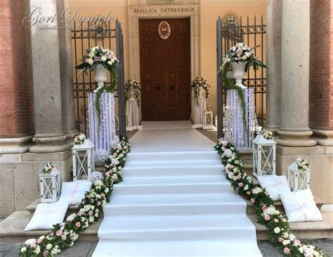 Foto di esterni chiesa decorati per matrimonio con fiori e fiocchi