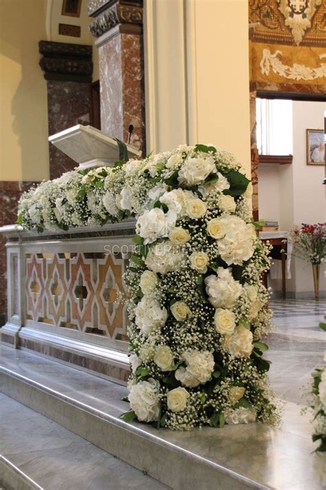 Dettaglio di addobbi floreali sull'altare o sulle sedie degli sposi in chiesa