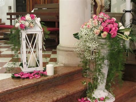 Esempio di decorazioni shabby chic per matrimonio in chiesa con lanterne e fiori
