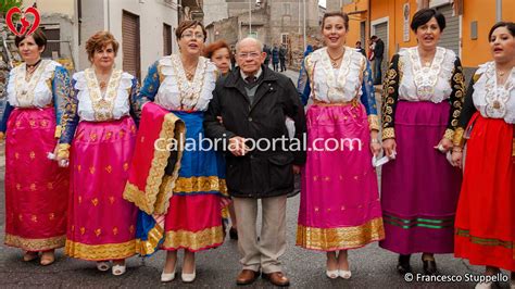 Foto di costumi tradizionali arbëreshë (fustanella, abiti femminili)