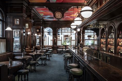 Foto di un pub tradizionale inglese a South London con avventori anziani