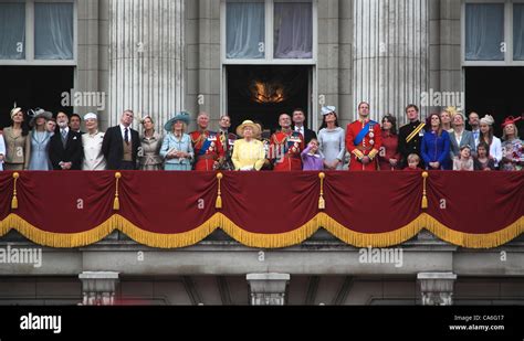 Immagine iconica della Regina Elisabetta II che saluta la folla dal balcone di Buckingham Palace
