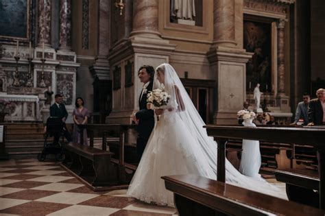 Dettaglio del bouquet della sposa durante l'ingresso in chiesa