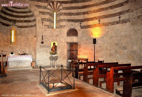 Foto della spada nella roccia custodita all'interno dell'Eremo di Montesiepi