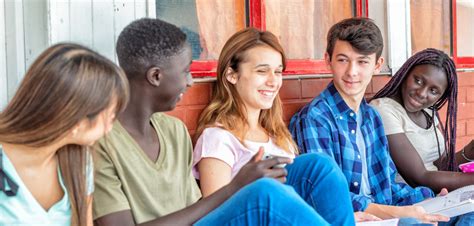 Foto di gruppo di adolescenti che partecipano a un laboratorio creativo in un oratorio