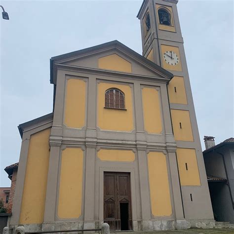 Esterno della chiesa di San Marziano a Sesto Ulteriano, che mostra il tetto spiovente e l'architettura circostante.