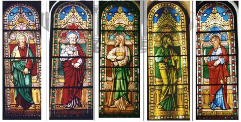 Dettaglio delle vetrate istoriate della Chiesa di San Marziano, mostrando episodi biblici o figure spirituali.