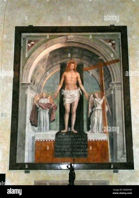 Dettaglio del ginocchio della statua del Cristo Risorto che rilascia liquido
