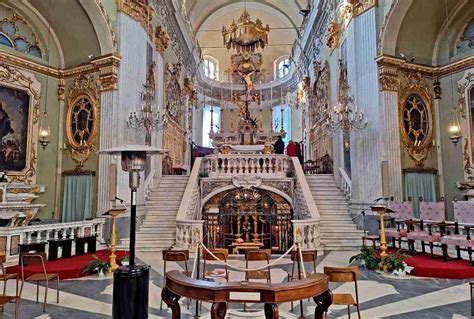 Interno del Santuario della Madonnetta con affreschi barocchi e architettura ottagonale