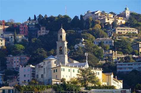 Veduta aerea di Genova con il Santuario della Madonnetta in evidenza e la funicolare